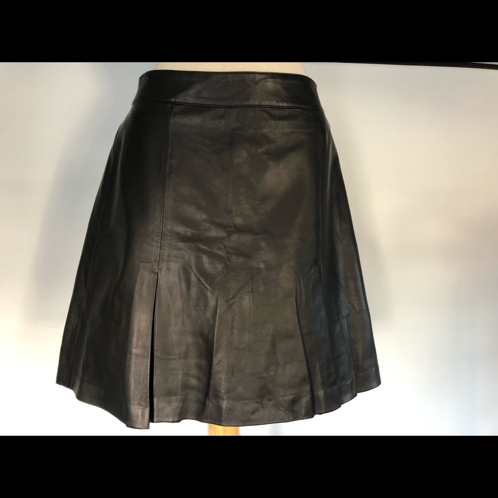 Pleated black leather skirt in lamb skin
